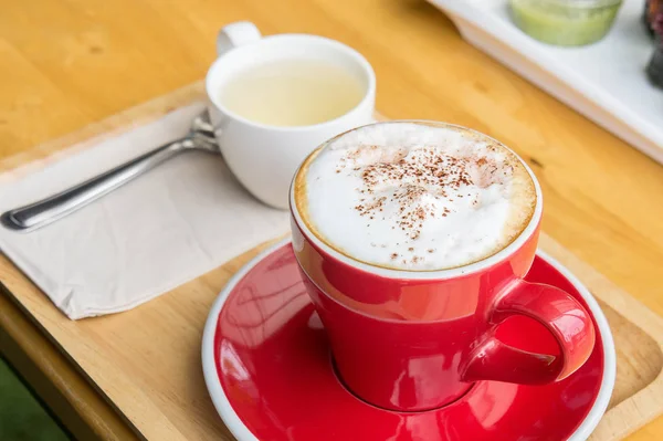 Rode Koffiekopje Houten Tafel Coffeeshop — Stockfoto