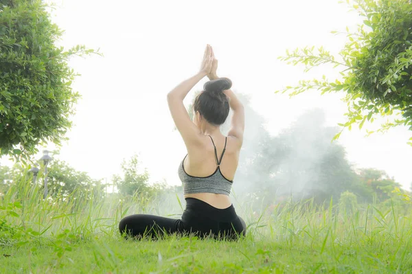 Nő gyakorló jóga nap pihenés a természetben jóga gyakorlása segít az elme koncentrálni, nyugodt és egészséges, és. — Stock Fotó