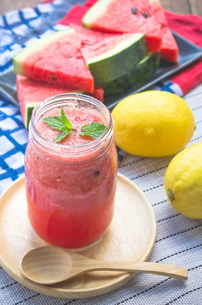 Refrescar smoothie melancia saboroso do verão, os benefícios para a saúde do smoothie melancia — Fotografia de Stock