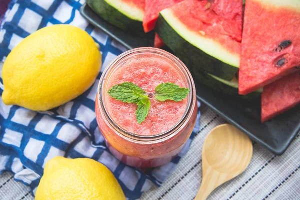 Smoothie sandía refrescar sabroso del verano, los beneficios para la salud de smoothie sandía — Foto de Stock