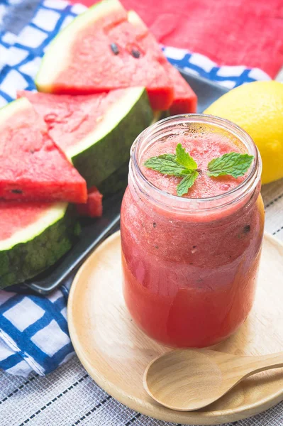 Refrescar smoothie melancia saboroso do verão, os benefícios para a saúde do smoothie melancia — Fotografia de Stock