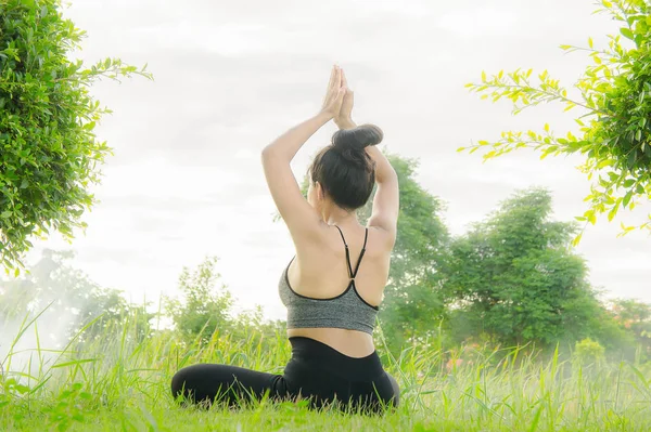 Mulher Praticando Ioga Dia Relaxar Natureza Yoga Exercício Ajuda Mente — Fotografia de Stock