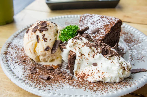 Sorvete Torta Chocolate Baunilha Chicote Sobremesa Saborosa Cremosa Mesa Madeira — Fotografia de Stock