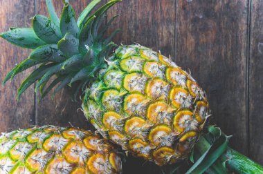 Ananas Meyve ahşap masa üzerinde
