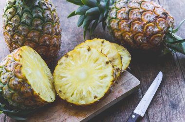 Ananas Meyve ahşap masa üzerinde