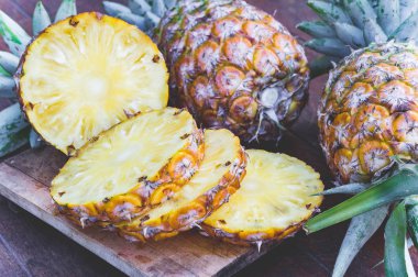 Ananas Meyve ahşap masa üzerinde