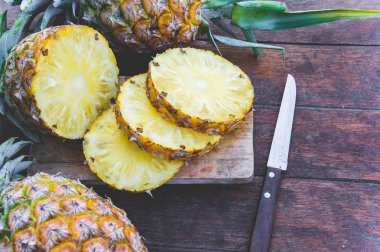 Ananas Meyve ahşap masa üzerinde
