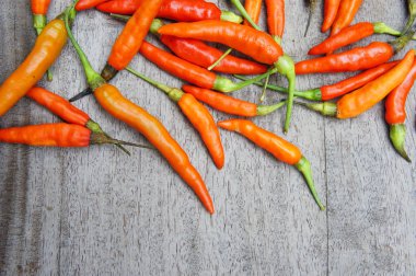 kırmızı biber ham ahşap masa hazırlamak gıda vermek bir baharatlı tadı.