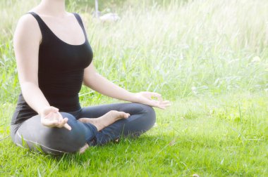 Genç kadın her gün Yoga yardımcı olur konsantrasyon, nefes, vücut şekli, gücü, yoga uygulamak yardımcı aydınlatmak cilt. Parlak gün arasında Dharma havada