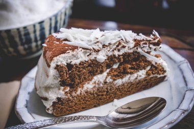 Çikolatalı kek ve beyaz Cafe kafede beyaz çikolata kremalı