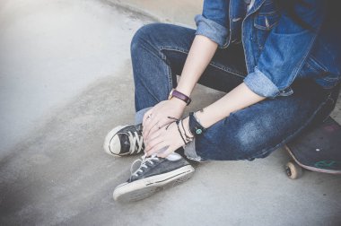 Tarzı kız kaykay, spor ayakkabı jeans tarzı takı giyinme 