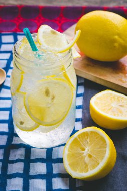 Limon suyu, gazoz, limon suyu, soda, tuz ya da bal yardım susuzluğunu gidermek. Bitkisel bir sweeten olduğunu