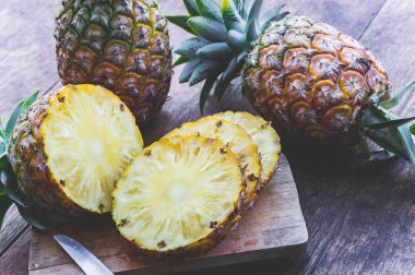 Ananas Meyve ahşap masa üzerinde