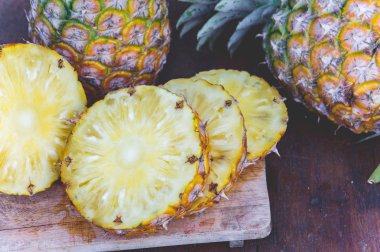 Ananas Meyve ahşap masa üzerinde