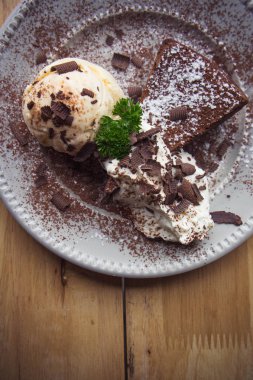 dondurma vanilya çikolatalı pasta Cafe restoranda yemeye hazır ahşap masa üzerinde krem lezzetli tatlı whippin