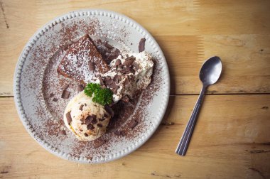 dondurma vanilya çikolatalı pasta Cafe restoranda yemeye hazır ahşap masa üzerinde krem lezzetli tatlı whippin