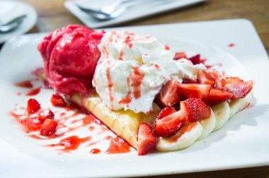 dondurma çilekli krep tatlı Cafe kahvehane tatlı gıda beyaz bulaşık ahşap tablo