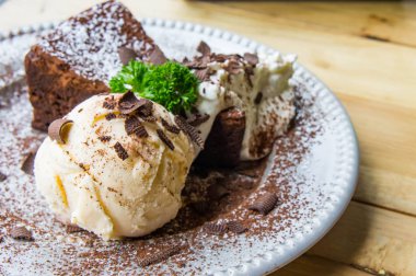 dondurma vanilya çikolatalı pasta Cafe restoranda yemeye hazır ahşap masa üzerinde krem lezzetli tatlı whippin