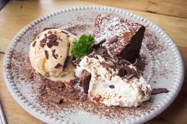 dondurma vanilya çikolatalı pasta Cafe restoranda yemeye hazır ahşap masa üzerinde krem lezzetli tatlı whippin