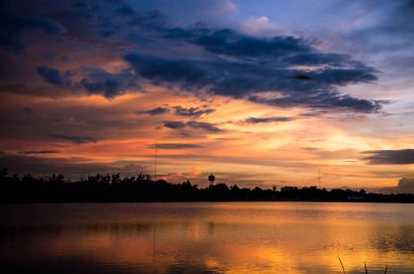 Peyzaj göl görünümü park ve alacakaranlık akşam saat ve bulutlu gökyüzü günbatımı