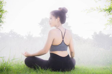 Genç kadın pratik yoga her gün Yoga yardımcı konsantrasyon nefes, vücut şekli, gücü, yardım cilt aydınlatmak. Parlak gün arasında Dharma havada