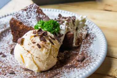 dondurma vanilya çikolatalı pasta Cafe restoranda yemeye hazır ahşap masa üzerinde krem lezzetli tatlı whippin