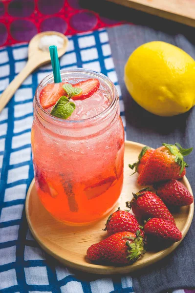 Jus Fraise Jus Citron Mélangé Avec Soda Ajouter Saveur Améliorer — Photo