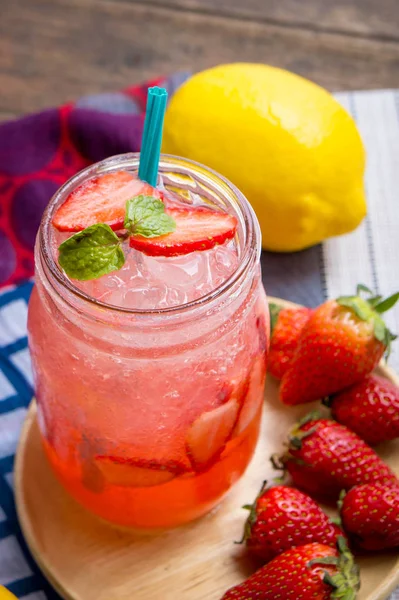 イチゴ ジュースとレモンのソーダはソーダと混合 風味改善 体の健康を家庭で行うことができますを追加します ジュースの空の日やパーティー — ストック写真