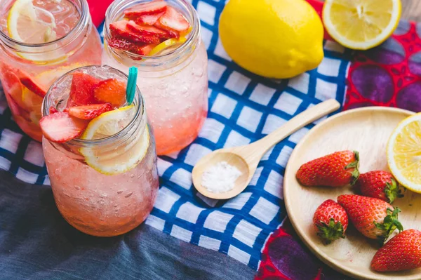 Çilek suyu ve limon soda suyu tozu ile karışık. Lezzet geliştirmek vücudun sağlık evde yapabileceğiniz ekleyin. Suyu üzerinde gün boş veya parti