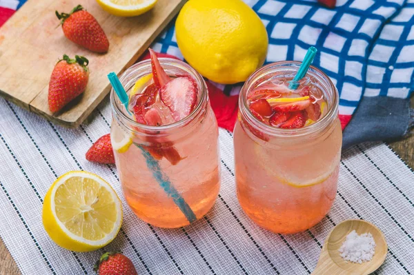 Strawberry juice and lemon soda juice mixed with soda. Add flavor Improve the health of the body can do at home. Juice on empty days Or party