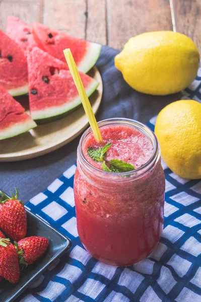 El jugo de sandía mezcla jugo saludable ayuda a perder peso. Y refrescando el cuerpo, el agua, la sandía y la fresa mezcladas y sabor a limón . —  Fotos de Stock