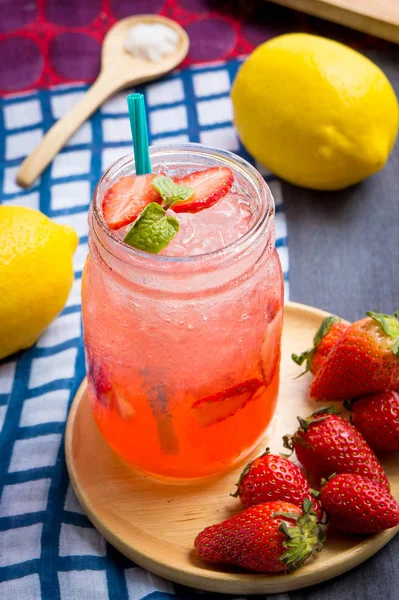 Erdbeersaft Und Limonadensaft Gemischt Mit Soda Add Aroma Verbessern Die — Stockfoto