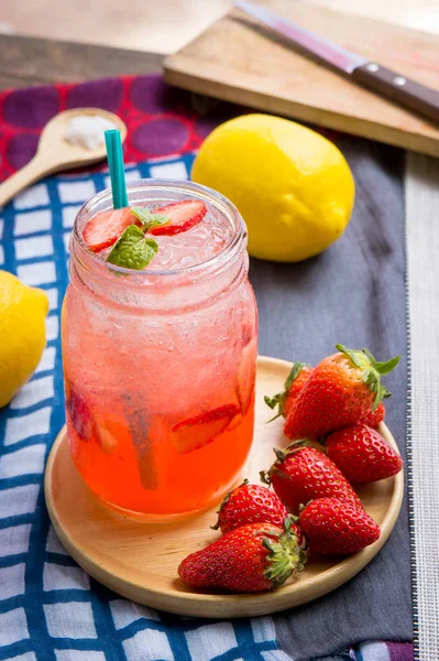 草莓汁和柠檬苏打汁与苏打水混合 添加风味改善健康的身体可以在家里做 果汁对空天或方 — 图库照片