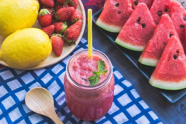 西瓜汁混合健康果汁有助于减肥 爽口的身体 西瓜和草莓的交融在一起 柠檬味道 — 图库照片