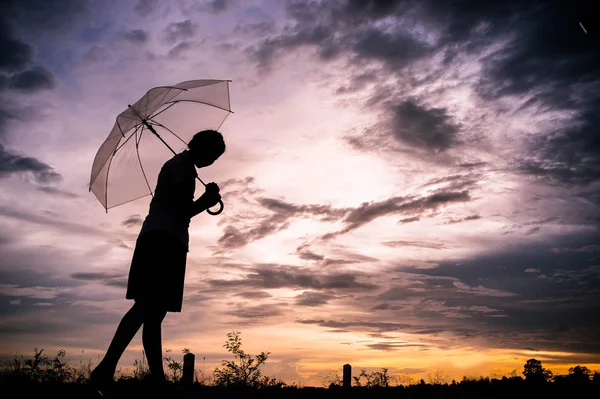 Девушки Печали Силуэт Стиль Ходить Одиночку Открытом Воздухе Зонтик Руке — стоковое фото