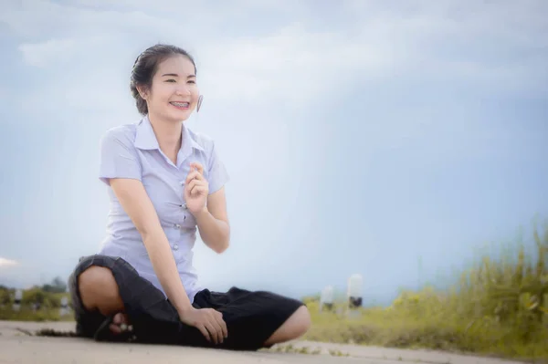 Ragazza Asiatica Sta Sorridendo Sulla Strada Nel Prato Guardando Fiori — Foto Stock