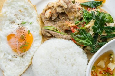 Izgara domuz eti fesleğen kızarmış yumurta, fesleğen gevrek domuz, favarite geleneksel Tay yemekleri tür ile karıştırın