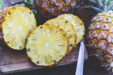 Ananas Meyve ahşap masa üzerinde
