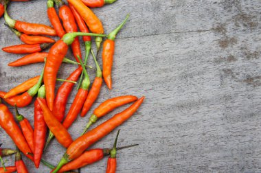 kırmızı biber ham ahşap masa hazırlamak gıda vermek bir baharatlı tadı.