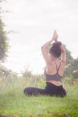 Genç kadın pratik Yoga her gün Yoga konsantrasyon yardımcı olur.