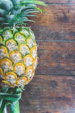 Ananas Meyve ahşap masa üzerinde 