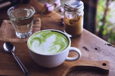 yeşil çay sıcak içecek sütlü beyaz Kupası ahşap masa aroma relax kahvehane zamanında