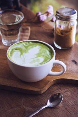 yeşil çay sıcak içecek sütlü beyaz Kupası ahşap masa aroma relax kahvehane zamanında