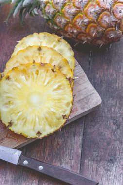 Ananas Meyve ahşap masa,, picec ananas meyve, meyve için sağlıklı yaz