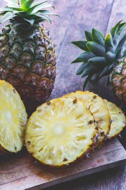 Ananas Meyve ahşap masa, picec ananas meyve, meyve için sağlıklı yaz
