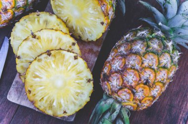 Ananas Meyve ahşap masa, picec ananas meyve, meyve için sağlıklı yaz
