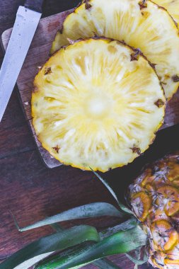 Ananas Meyve ahşap masa, picec ananas meyve, meyve için sağlıklı yaz