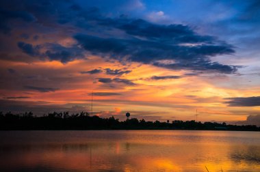 Peyzaj göl görünümü park ve alacakaranlık akşam saat ve bulutlu gökyüzü günbatımı