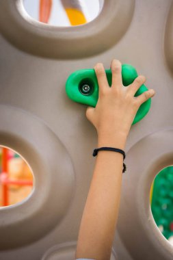 Tırmanma simülatörü ellerinde. Çocuklar için eğlenceli aktivitelere katılabilir. Veya bir spor olarak yetiştirmek, bir çaba gösteriyoruz. Hedef karşı engeller ve eğlenceli.