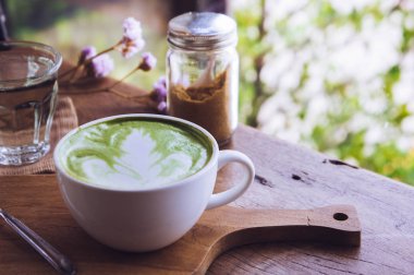 yeşil çay sıcak içecek sütlü beyaz Kupası ahşap masa aroma relax kahvehane zamanında